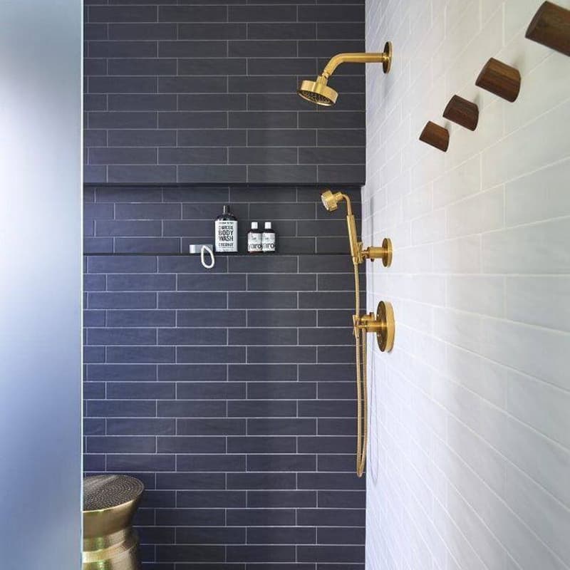 Bathtub with tiled surround and niche